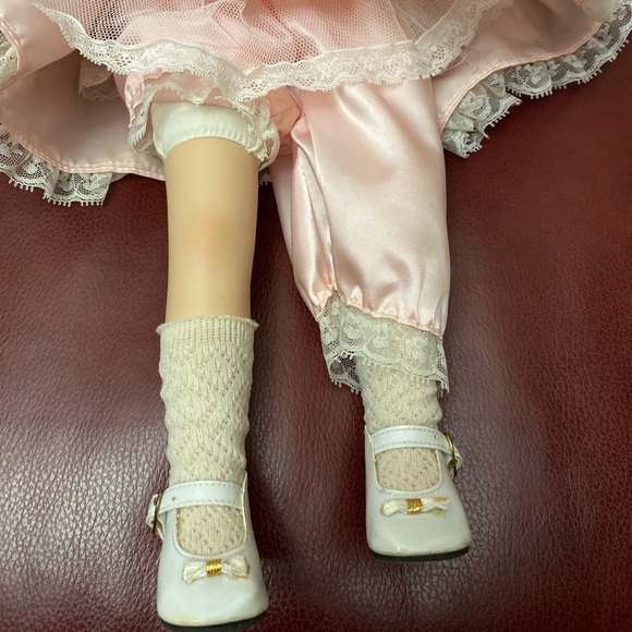 DOLL MOMENTS TREASURED Porcelain Doll #11/2000 Handcrafted "LUCY" 1901 /2000 - Picture 6 of 15